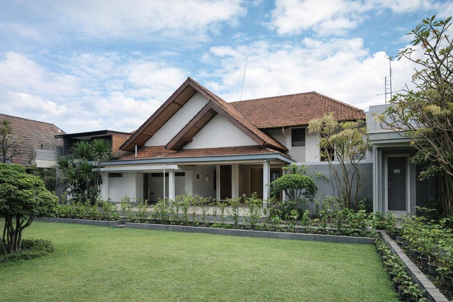 [Luas 1350m] Rumah 2 Lantai di Pasteur 10 Menit ke Bandara & Tol Pasteur - Foto 3